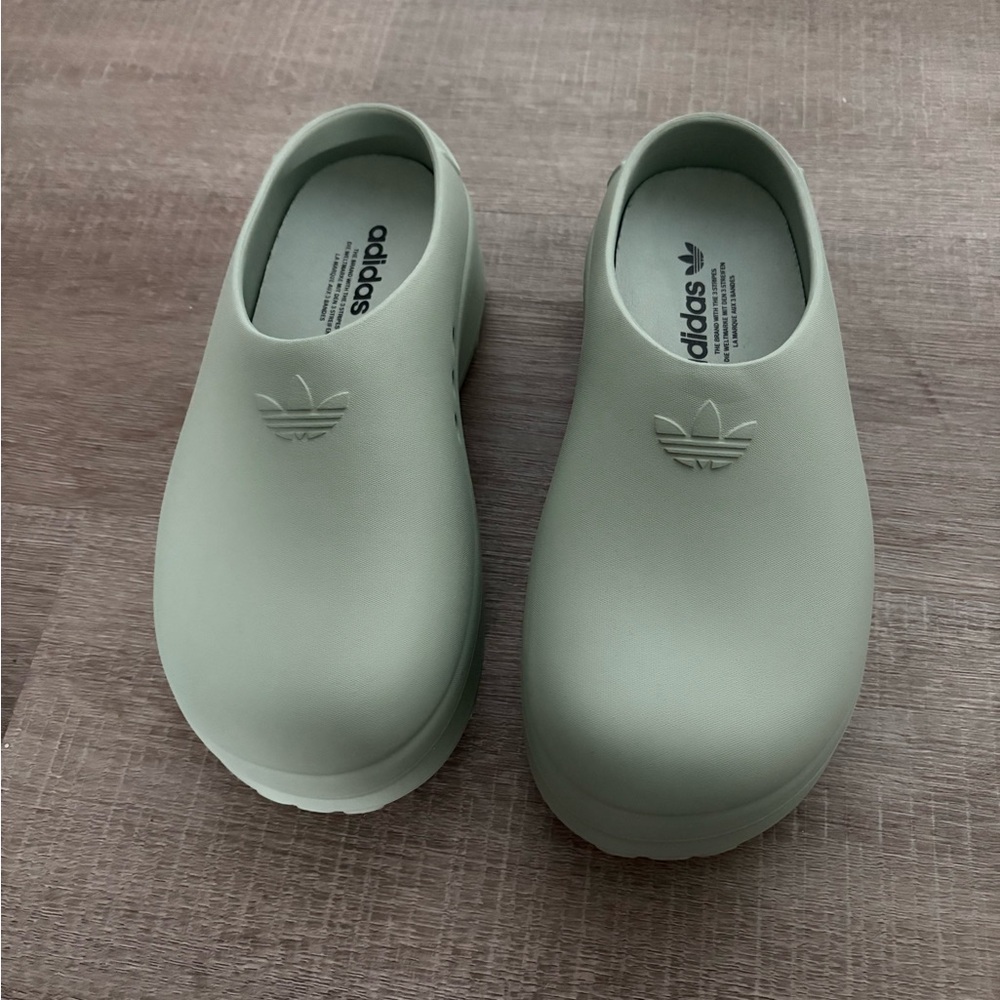 Adidas women’s Adifom Stan Smith Mule Clogs in silver green. Excellent condition